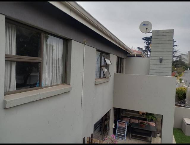 3 BEDROOM TOWNHOUSE FOR SALE IN BEDFORDVIEW